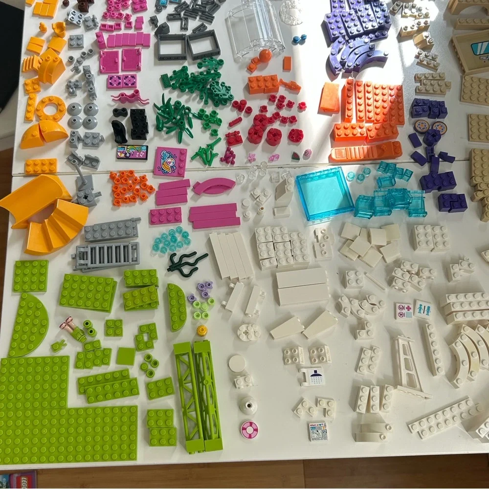 LEGO Friends Heartlake Poolside Adventure Set - Purple, Blue, Orange - Picture 3 of 6